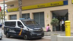 Un vehculo de la Polica Nacional junto a una oficina de Correos de Melilla.