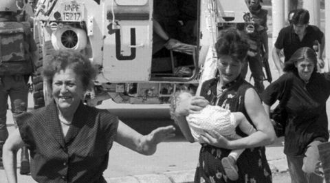 Ciudadanos de Sarajevo corren para esquivar los disparos de los serbios en 1994