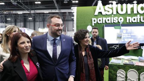 Adrin Barbn, flanqueado por Adriana Lastra y Berta Pin, en el estand de Asturias en Fitur