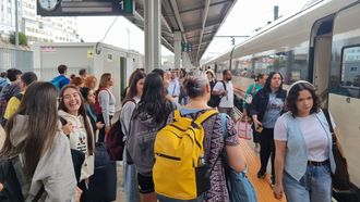 Varios jvenes esperan, el pasado jueves, la llegada de un tren en la estacin de Santiago.