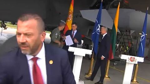 Interrumpida de urgencia la rueda de prensa de Pedro S�nchez en Lituania por una amenaza de las fuerzas rusas