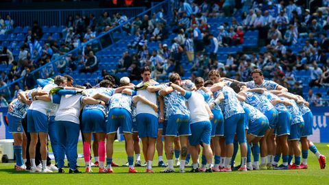 Los jugadores del Deportivo hacen una pi�a antes del partido en Abanca Riazor ante el Andorra.