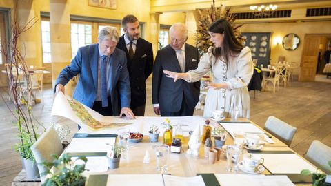 Alan Titchmarsh, David Beckham, Carlos III y Frances Tophill supervisan el proyecto