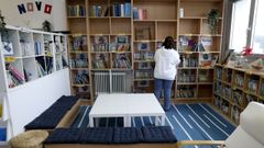 Una ni�a ojea los libros de la biblioteca del colegio de Boimorto, en una imagen de archivo. 