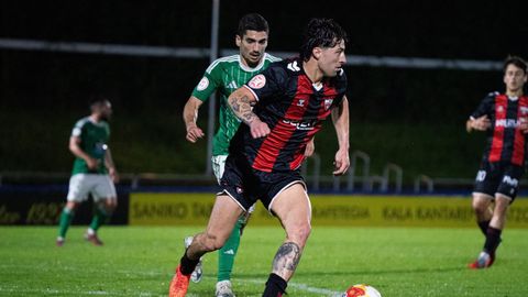 Pascu persiguiendo a un jugador del Arenas. 