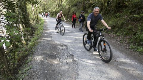 En bicicleta (el�ctrica o convencional) o a pie, son las �nicas formas para llegar a Caaveiro este verano