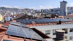 El edificio se encuentra en la calle Rosala de Castro, en pleno centro de Vigo. Son 72 viviendas y la planta fotovoltaica la componen 89 paneles solares.