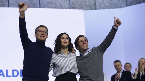 El presidente del PP, Alberto N��ez Feijoo, junto a la presidenta de Madrid, Isabel D�az Ayuso, y el alcalde de Madrid, Jos� Luis Mart�nez-Almeida, en un acto electoral