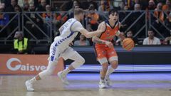 Caio Pacheco maneja el baln ante Ingus Jakovics en el parqu del Coliseum