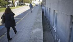 La v�ctima se precipit� al hueco que hay entre la acera y la fachada del edificio. 