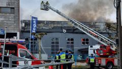 Un incendio devora la nave de Sidegal, en Lugo