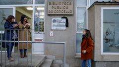 A filla de Fern�ndez Paz, � dereita, tras descubrir a placa pola que o escritor d� nome � biblioteca da vila; fronte a ela, de esquerda a dereita na foto, a presidenta do Iescha, Marisa Barreiro, e a alcaldesa, Marta Rouco 