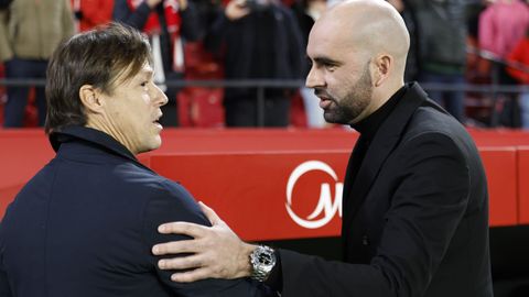 Almeyda, saludando a Claudio Gir�ldez antes del Sevilla-Celta.