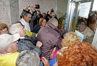 Los preferentistas intentaron entrar en la sucursal y el guardia de seguridad cerr�.