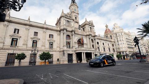 Un coche de Polic�a Nacional frente al Ayuntamiento de Valencia