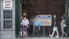 Turistas y ciudadanos vsitan la Bas�lica del Pilar de Zaragoza