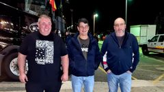 De izquierda a derecha, Jorge, Borja y Carlos, organizadores de la concentraci�n junto con �scar, anoche en la Alameda
