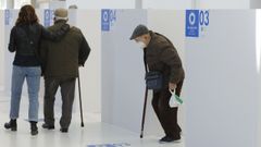 Dos hombres mayores durante la administraci�n de la tercera dosis en Expocoru�a