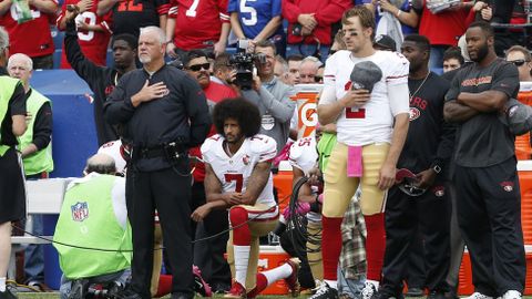 Kaepernick, arrodillado durante el himno