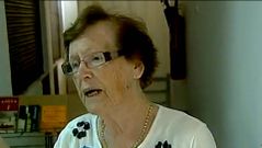 Cecilia Jim�nez, atendiendo a las c�maras de TVE