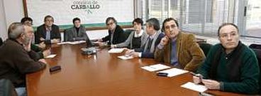 El arquitecto municipal -quinto por la derecha- explic� a los miembros de la comisi�n la complicada situaci�n.