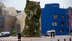 La Ertzaintza mantiene acordonada la zona del museo, mientras procede a la inspeccin.