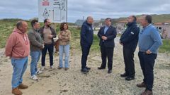 El subdelegado del Gobierno, Julio Abalde, tercero por la derecha, junto al alcalde, Alberto Gonz�lez, y el resto de la comitiva, ayer delante de las instalaciones de la antigua planta acu�cola