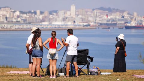 Centenares de personas est�n desde primera hora en el parque de las Trece Rosas para tener un lugar privilegiado desde el que observar el eclipse