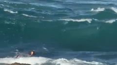 El oleaje de este martes, como se puede ver en esta captura, imped�a a las dos mujeres volver a la orilla de Riazor