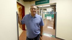 El m�dico intensivista Jos� Luis Mart�nez Melgar, en la entrada de la uci del Hospital Montecelo de Pontevedra, unidad de la que es jefe