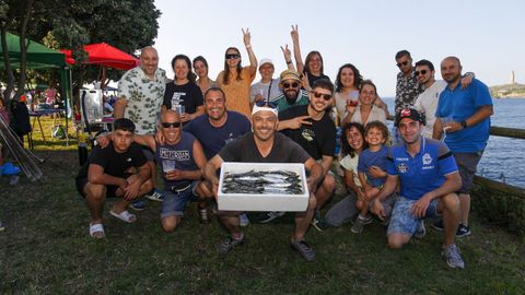 Amigos y vecinos reunidos para celebrar el San Xon en San Roque