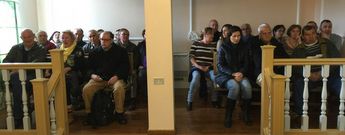 Los vecinos de Esteiro llenaron el sal�n municipal de plenos ayer. 
