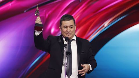 Secun de la Rosa, tras recibir el premio a mejor actor secundario en una serie