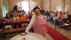 Almudena Suarez Cervio, autorizada por el obispo para hacer algunas partes de la misa