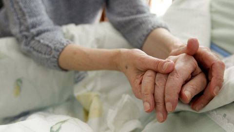 Una mujer atiende a su madre, dependiente.