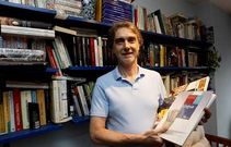 Amador Bernardo, del Plan Comunitario de Teis, que cuenta con el �nico banco colectivo de Vigo. 