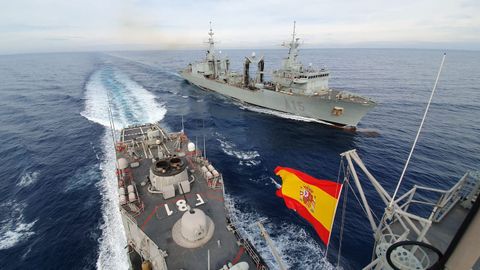 El buque log�stico Cantabria, durante las maniobras