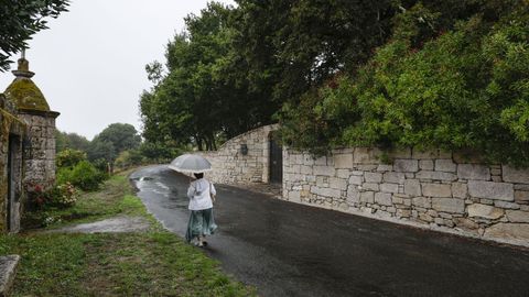 Un muro de piedra de tres metros de altura circunda la propiedad de Julio Iglesias en Ourense