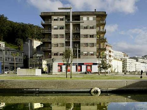 <span lang= es-es >Viveiro</span>. De las 38 casas de Lugo en suelo estatal, 25 son de este bloque a pie de r�a.