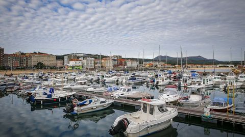 Barcos de recreo amarrados en el puerto deportivo de Ribeira