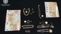 Imagen del dinero y de joyas encontrados a la mujer detenida