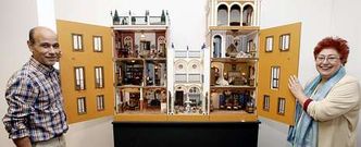 La pareja construye casas en miniatura por encargo para vender y tambi�n para su propia colecci�n.