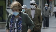 Personas mayores paseando con mascarilla por A Coru�a