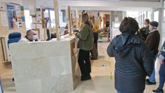 Pacientes pidiendo cita en un mostrador del Sergas.