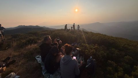 Un numeroso grupo de excursonistas observ� el eclipse desde el monte Formigueiros, el m�s alto de la sierra de O Courel 