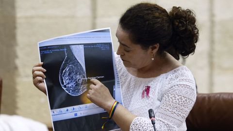 La portavoz de Por Andaluca, Inmaculada Nieto, muestra una mamografa durante su intervencin en la sesin de control en el Parlamento andaluz el pasado 23 de octubre