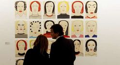 Visitantes en el estand que la galer�a compostelana Trinta tiene en Arco.