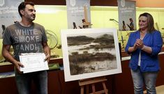 Francisco Castro, ganador del primer premio, con Mariel Pad�n, vicepresidenta de la Diputaci�n. 