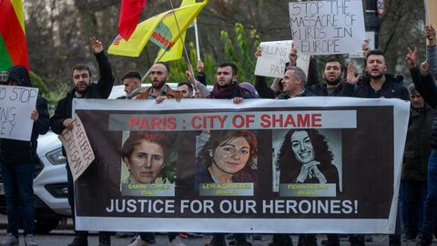 Protesta ante la Embajada de Francia en Londres despu�s de que un hombre de unos 70 a�os matase a tres personas en Par�s.  