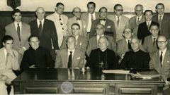 Jes�s Pernas, en el centro, de pie, recepci�n del Abad de Samos a la directiva de la Asociaci�n Iniciadora de la Academia Gallega en el a�o 1953